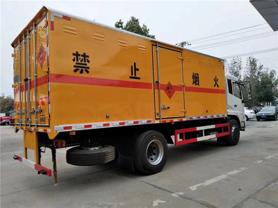 危險(xiǎn)品車廠家專業(yè)解析 甲醇乙醇酒精廂式與罐式車價(jià)格及廠家報(bào)價(jià)指南